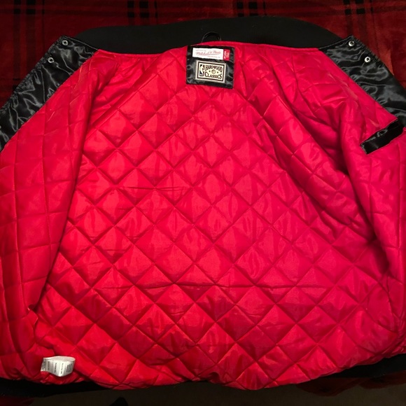 Heavyweight Chicago Bulls 1996 Championship Jacket. Like new condition. - Picture 5 of 5